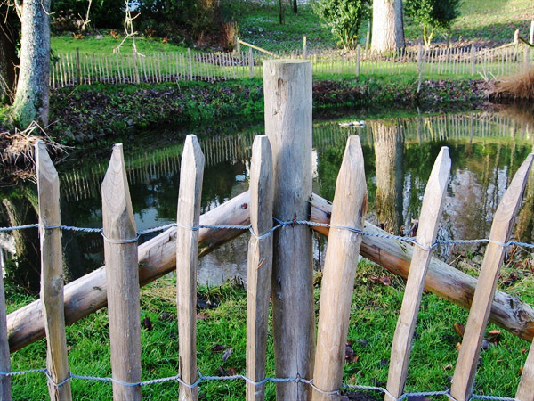 5f81d52c095f6665ca080580c7a02e795a841f4d61680 Staketenzaun Kastanienholz