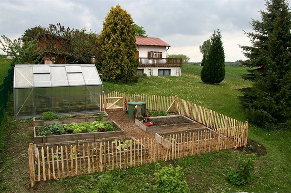 d6c5393e4a2df7928b6172c59b6fd1d85a841b5d504f9 Gartenzaun aus Kastanienholz Staketen