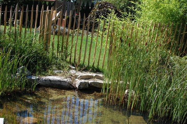 79402d9bd5d5b4c00ee73d4a0b2fb1cb5a8418d29e719 Teichzaun aus Edelkastanienholz