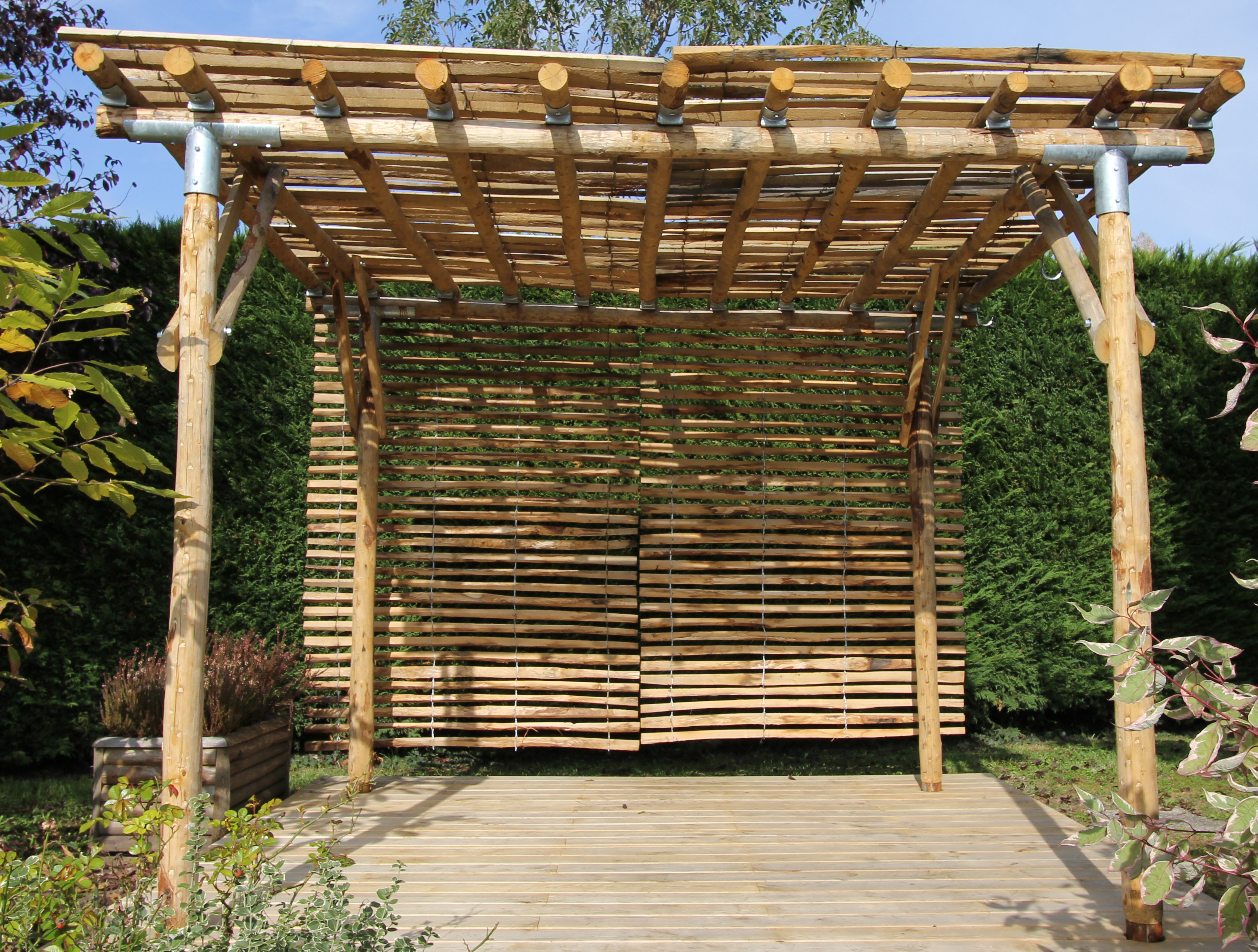 Gartenlaube aus Kastanienhloz