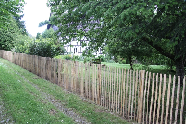 Zaun aus Kastanienholz Staketen