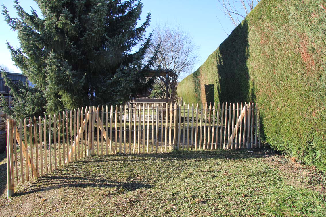 Kastanienholzzaun_Hoehe_100cm_gesaegte_Staketen_15a841acc6d99d Kastanienholzzaun_Hoehe_100cm_gesaegte_Staketen_1.jpg